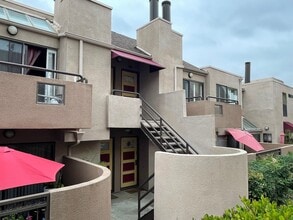 Building Photo - Adorable 1bdrm + loft in Lake Forest