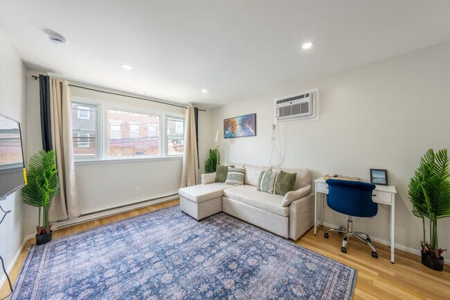 Building Photo - 33 Adams St