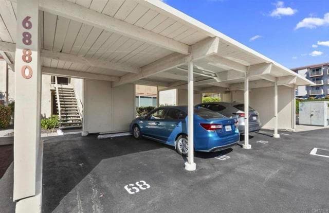 Building Photo - 6880 Hyde Park Dr