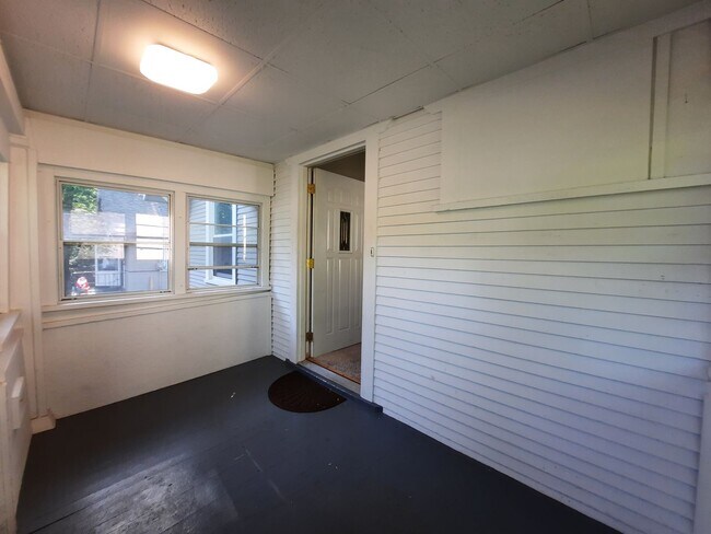 Building Photo - 3 Bedroom Home with a Fenced Yard and BEAU...