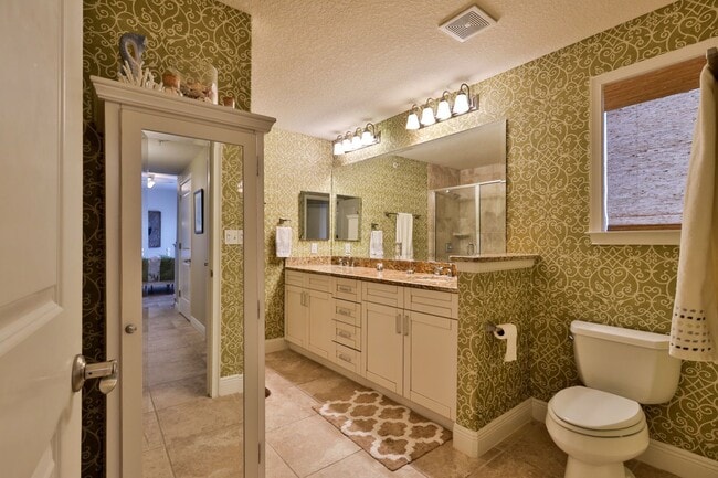 Building Photo - Oceanfront Condo 2 bed/ 2ba Beautifully Decorated and Furnished