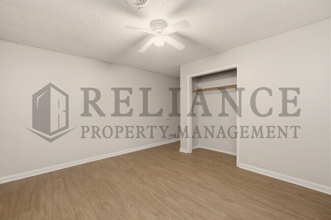 Building Photo - 903 E Osie St