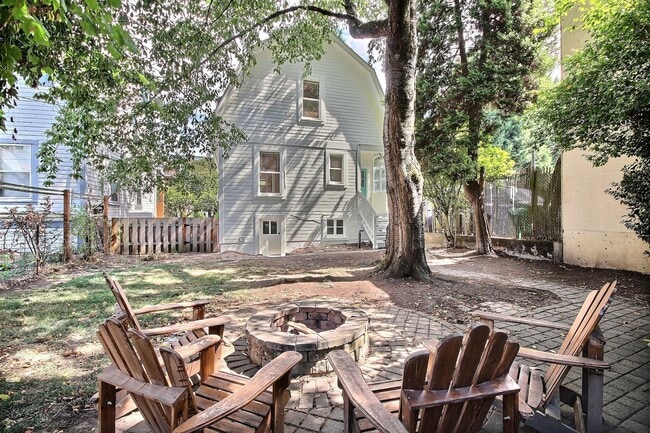 Building Photo - Charming Victorian home with private driveway