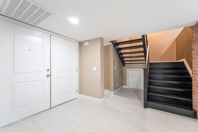 Building Photo - 968 Pinehurst Dr