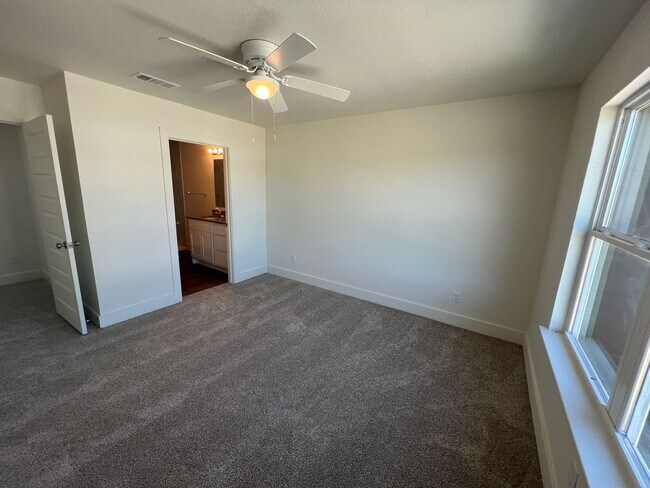 Building Photo - Move in ready!! Newly constructed Belton townhomes!