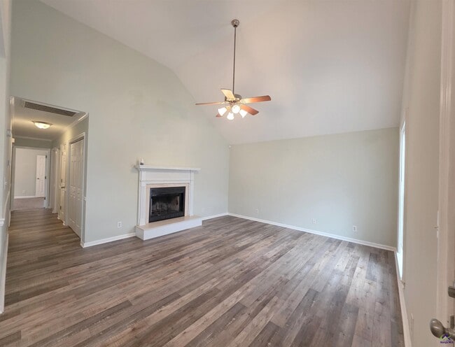 Building Photo - 66 Park Ln