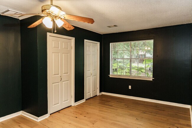 Building Photo - Beautiful 4 bedroom in the heart of Mossy ...
