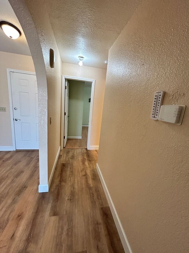Building Photo - Unfurnished Home!