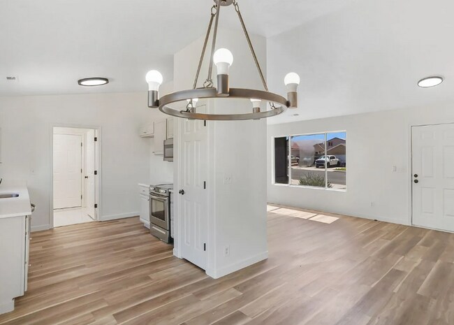 Building Photo - Adorable 2 Bedroom Hurricane Home! Pet Friendly!