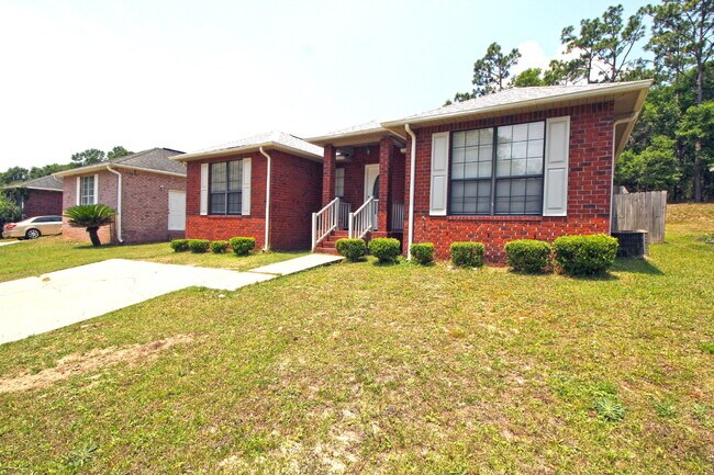 Building Photo - Spacious 3BD/2BA Brick Home Near UWF with ...