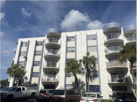 Building Photo - Elizabeth Gardens at Lauderhill