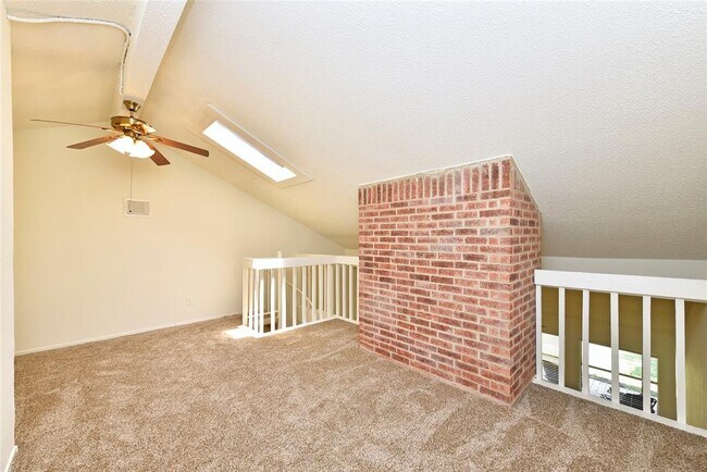 Building Photo - 2035 Shorewood Ln