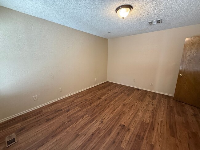 Building Photo - Vaulted Ceilings, Large Great Room! 3 bedr...
