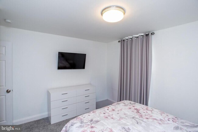 Building Photo - 33 Dogwood Ln