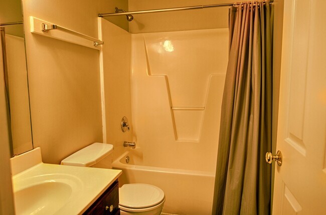 Building Photo - 2807 Bombay Dr