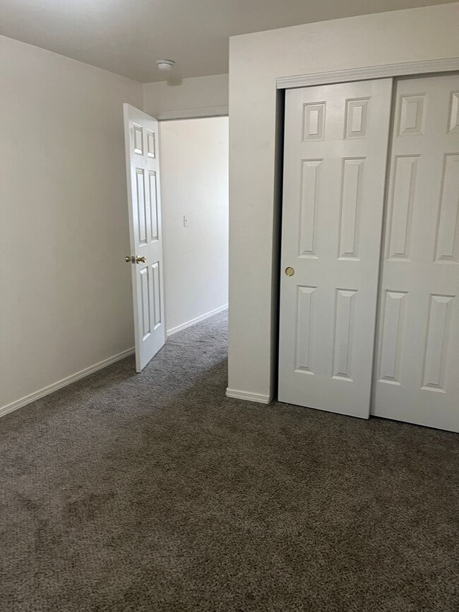 Building Photo - Beautiful Large 3 bedroom 2.5 bath home