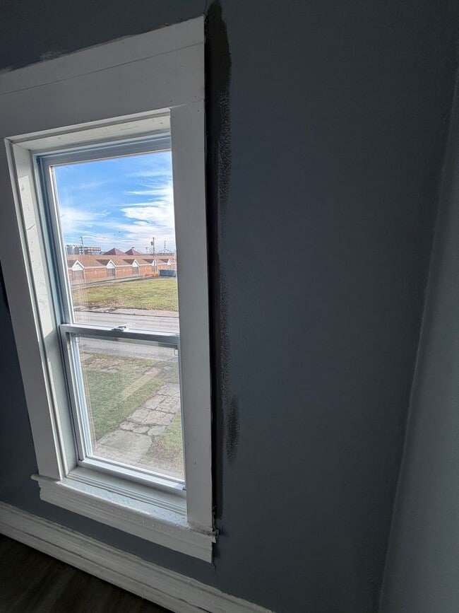 Building Photo - 316 W 10th St