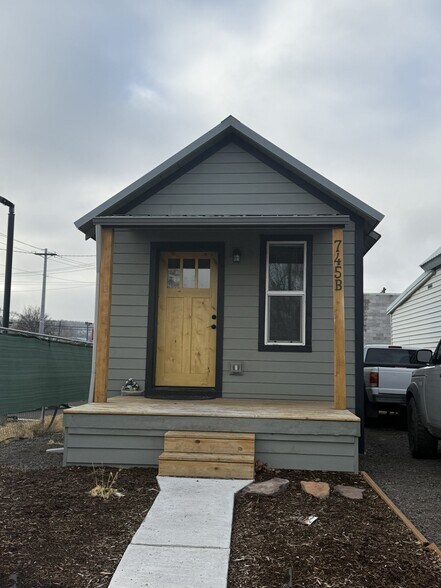 Building Photo - 745 NE Belknap St