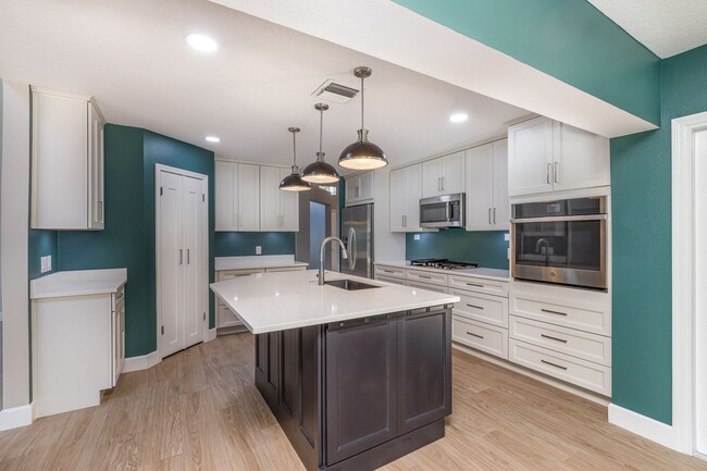 Building Photo - 3236 Helmsdale Ct