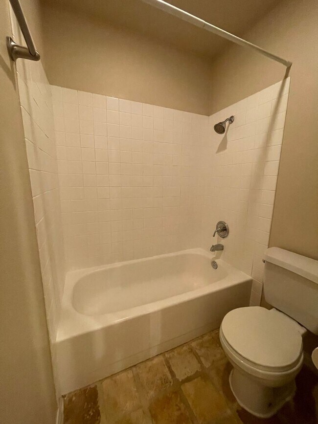 Building Photo - Spacious 1x1 Condo in Alicante Villas avai...