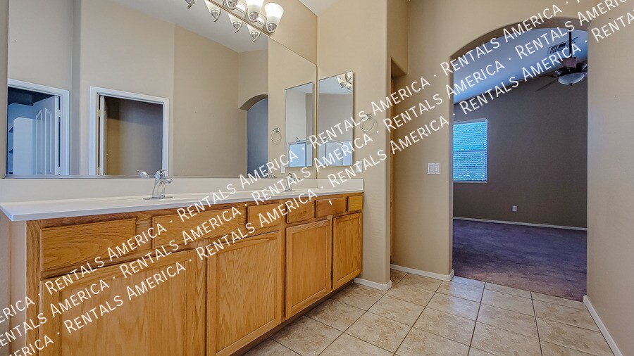 Building Photo - 12512 W Glenrosa Dr