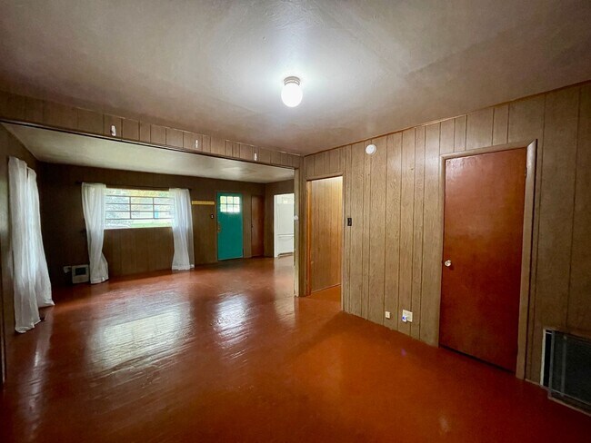 Building Photo - ALL UTILITIES INCLUDED!