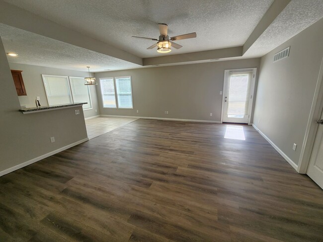 Building Photo - Like new 4BR, 2BTH with att gar and over 1500sq ft!