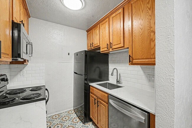 Building Photo - Bright Updated 2-Bed Condo with Vintage Charm Near Wash Park & Cherry Creek