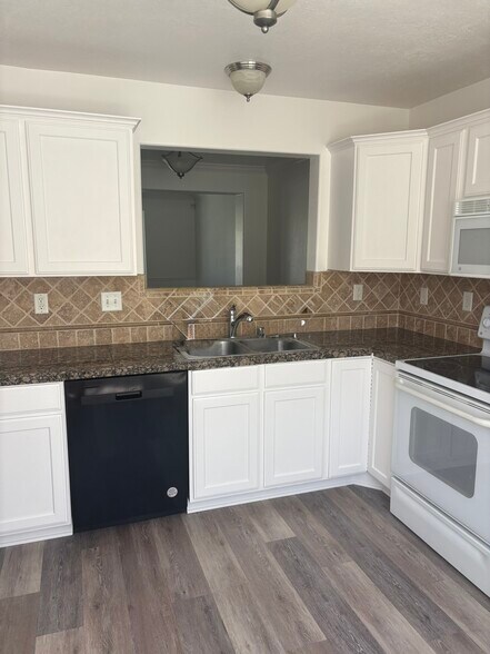 Building Photo - 884 Liberty Ln