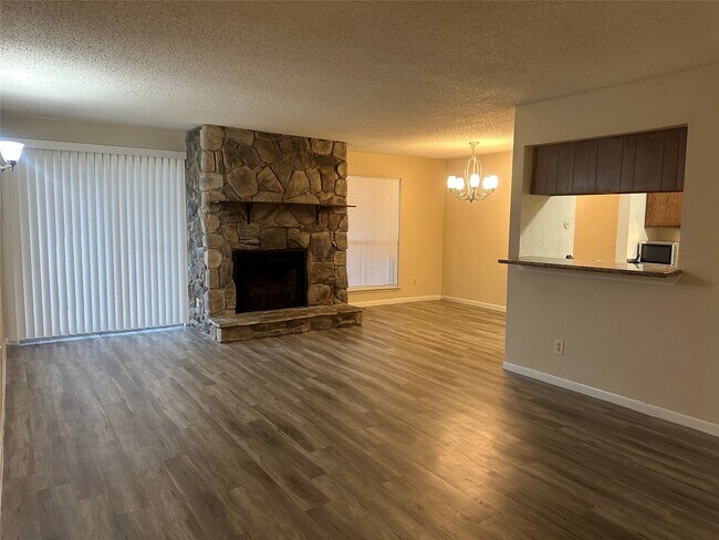 Building Photo - 17401 Red Oak Dr