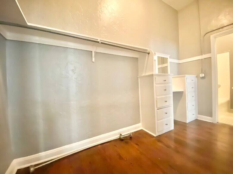 Building Photo - 854 S Oxford Ave