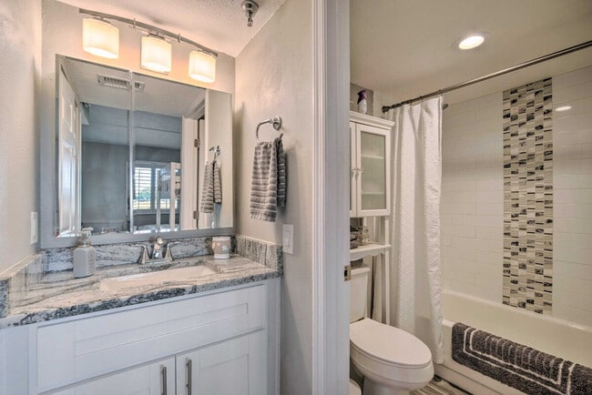 Building Photo - 6105 Sea Ranch Dr