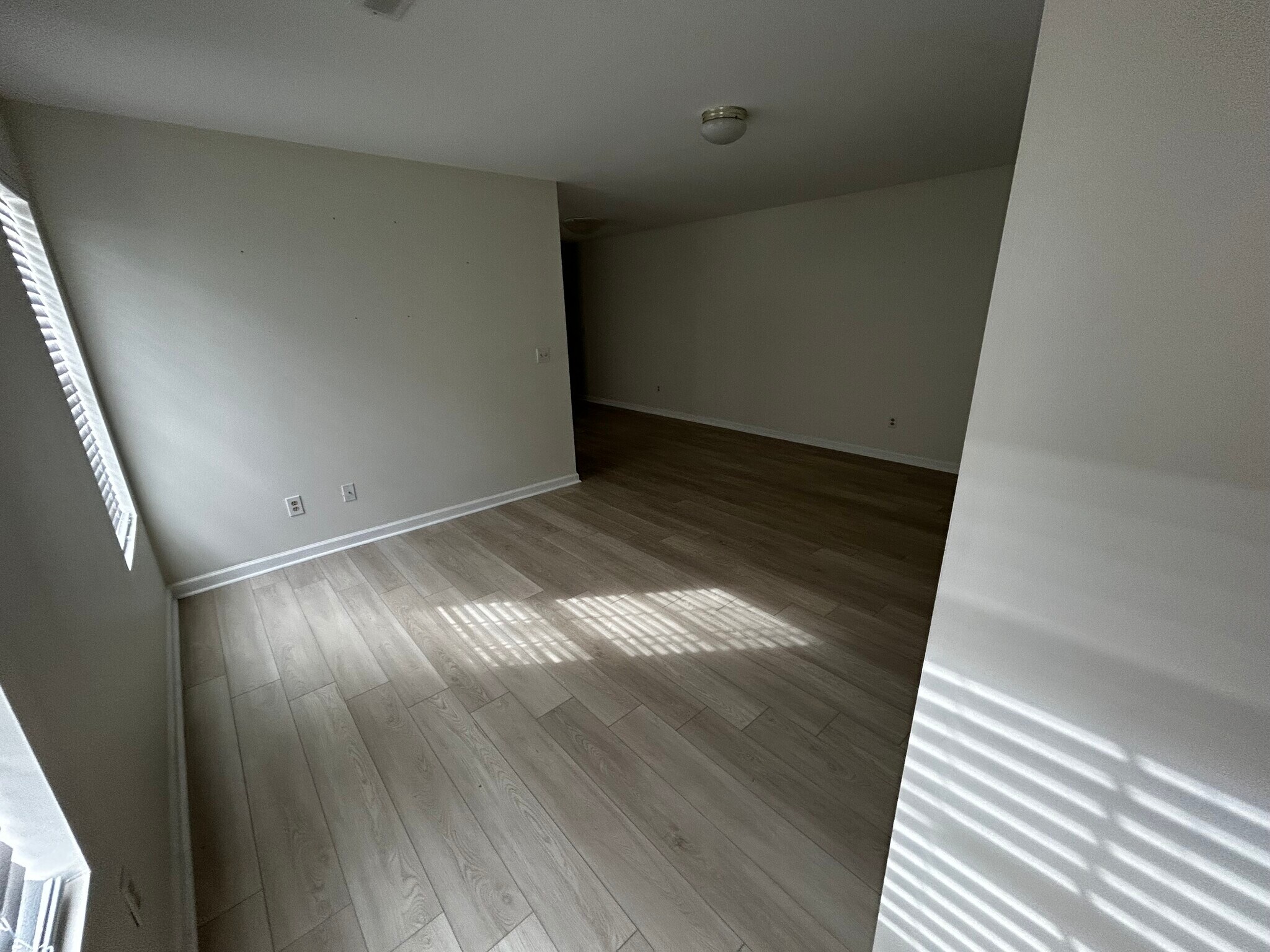 Building Photo - 553 Memorial Drive Ext
