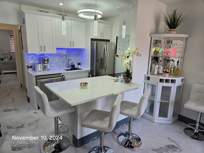 Building Photo - 2909 Middle River Dr