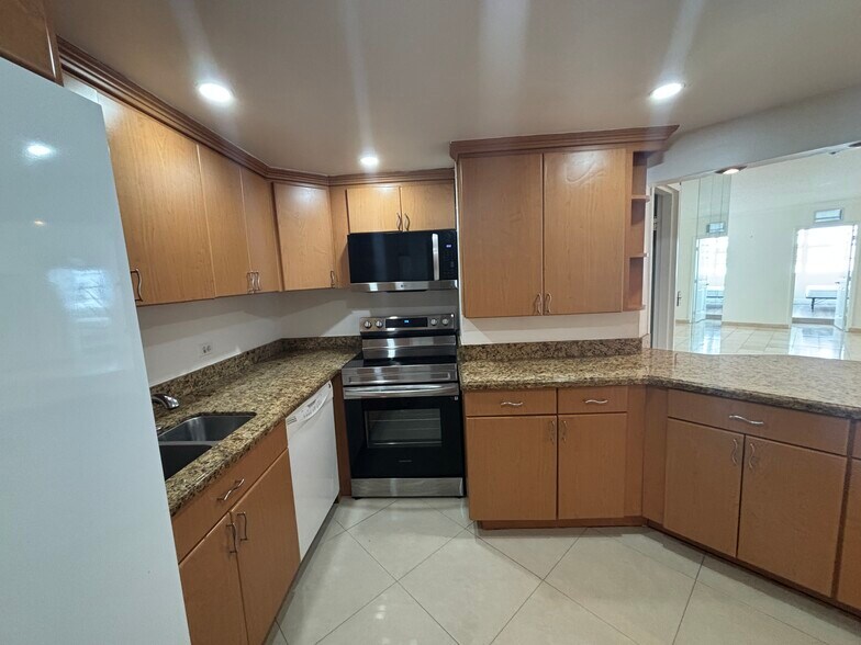Building Photo - 999 Brickell Bay Dr