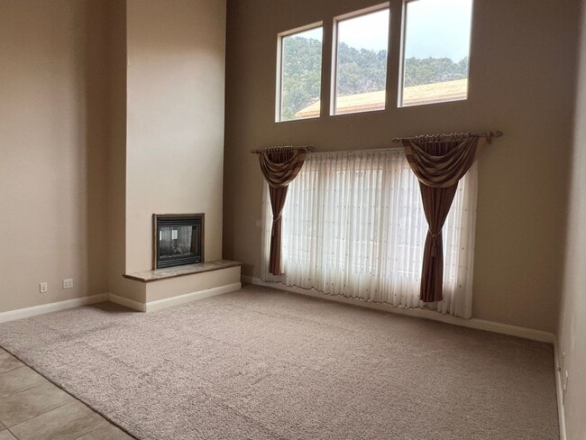 Building Photo - Beautiful Custom Home in Fiddlers Canyon