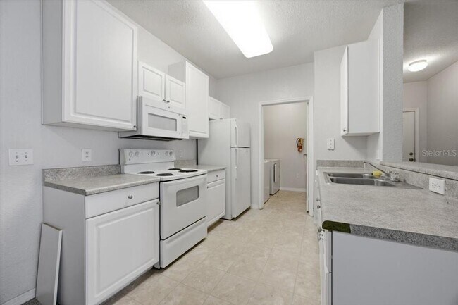 Building Photo - 4008 Hemingway Cir