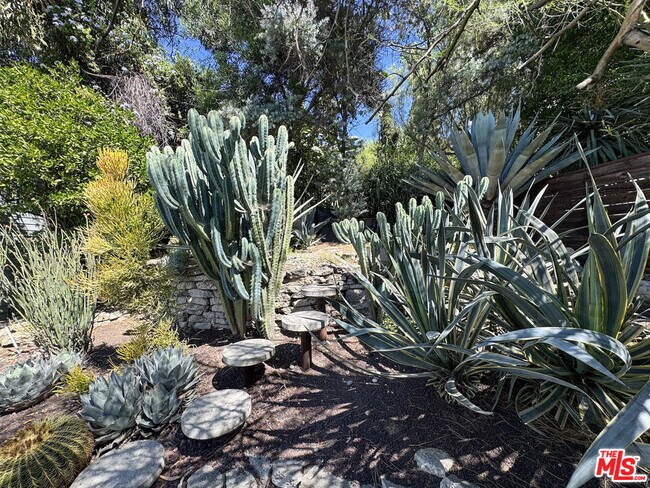 Building Photo - 3050 Knob Dr