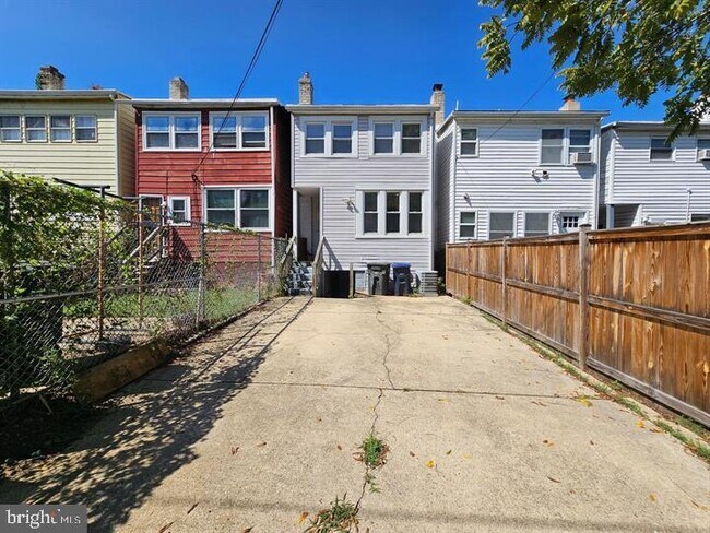 Building Photo - 5011 7th Pl NW
