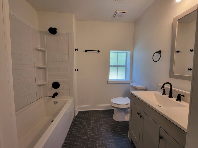 Front Bathroom - 71364 Saint Charles St