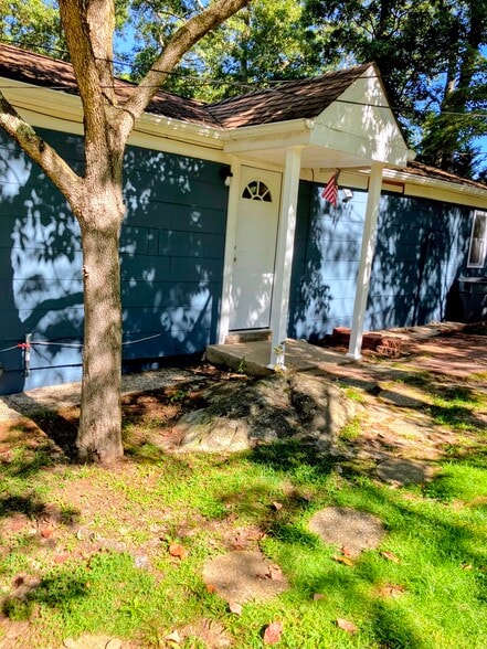 Building Photo - 25 Bayville Dr