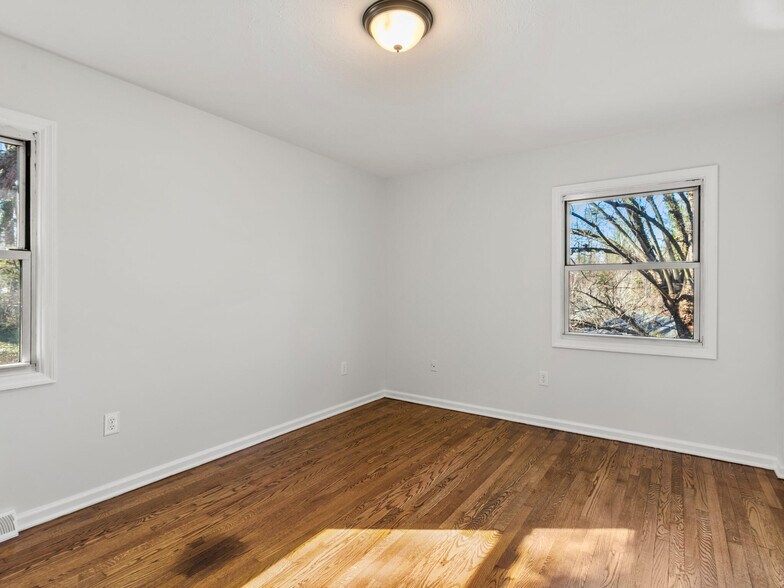 Building Photo - 51 W Chapel Rd