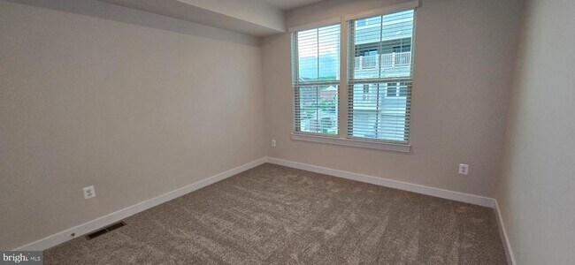 Building Photo - 2542 VERONA Pl