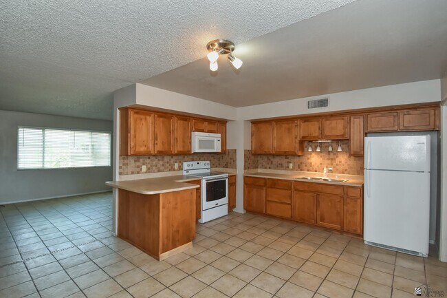 Building Photo - 2490 W Yowell Ct