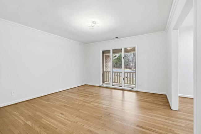 Building Photo - Spacious and Unique 5-Bedroom Home in Chapel Hill!