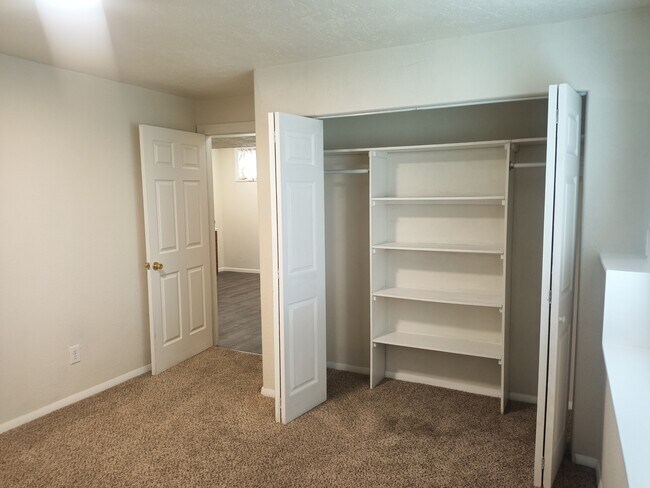 Building Photo - 9658 W Heather Rd