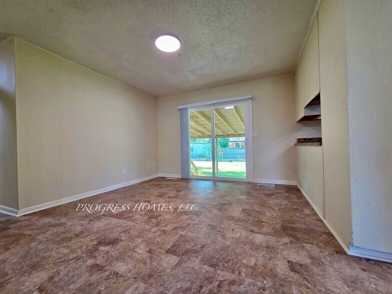 Building Photo - 327 Larkwood Dr SW