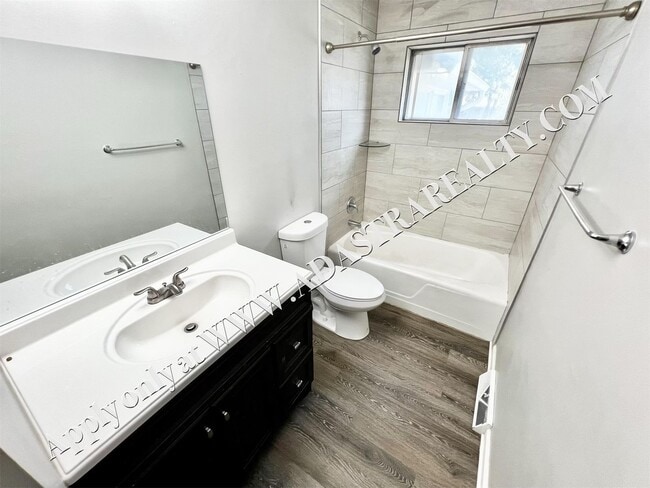 Building Photo - Spacious Shawnee Duplex-Available NOW!!