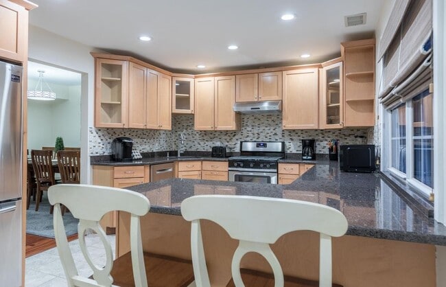 Building Photo - 366 Monmouth St