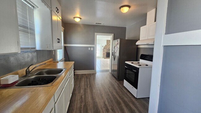 Building Photo - Charming house in Dinuba